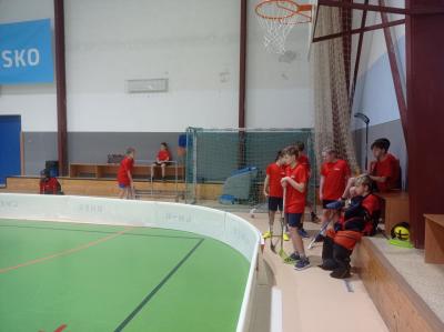 Starší žákyně postoupily do finále florbalu