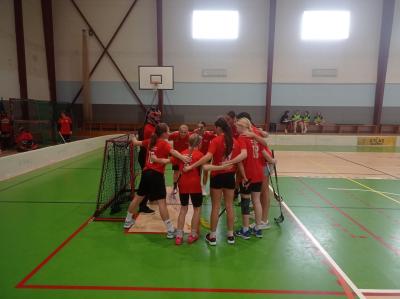 Starší žákyně postoupily do finále florbalu