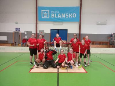 Starší žákyně postoupily do finále florbalu