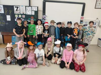 Den klobouků a čepic je za námi