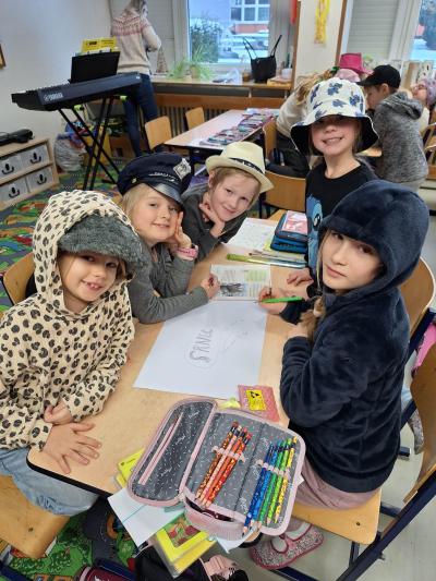 Den klobouků a čepic je za námi