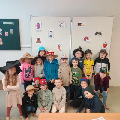 Den klobouků a čepic je za námi