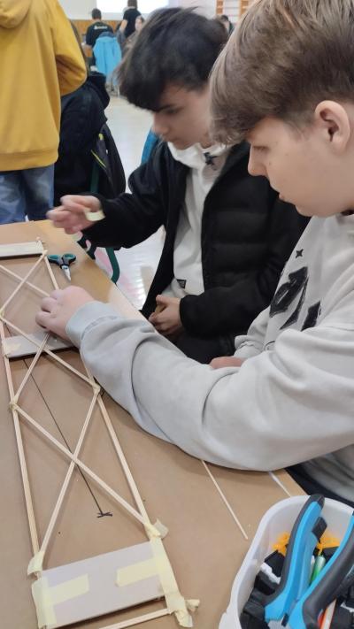 Úspěch našich stavitelů v soutěži „Postav most!“