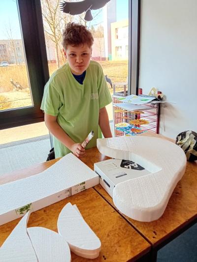 Jarní výzdoba rozzářila vstup školy