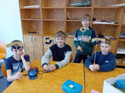 Jarní výzdoba rozzářila vstup školy