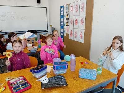 Jarní výzdoba rozzářila vstup školy