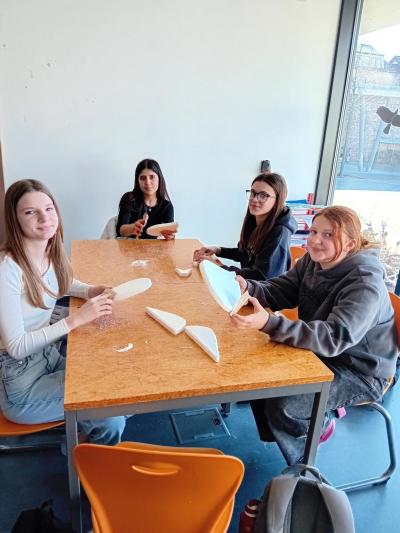 Jarní výzdoba rozzářila vstup školy