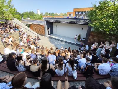 Medaile, diplomy a úsměvy: ZŠ Slovákova má za sebou úspěšný první rok!
